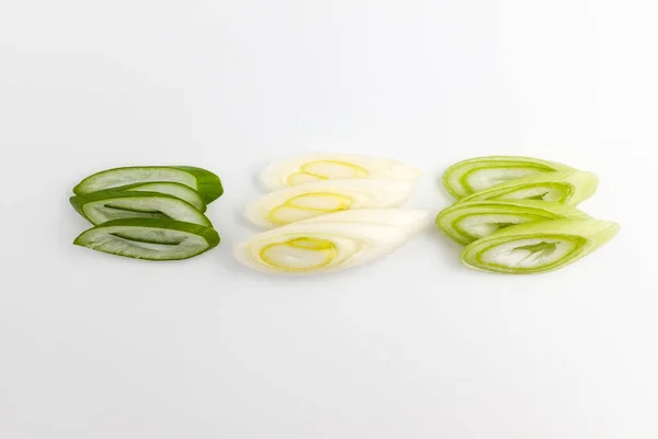 Deliciosas Cebolas Verdes Cebolas Verdes Suculentas Onda Fundo Branco — Fotografia de Stock