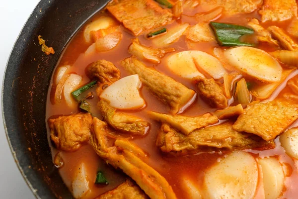 Baharatlı ve tatlı tteokbokki. Çorbalı Tteokbokki. Kore baharatlı yemekleri.