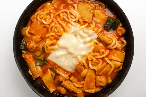 Baharatlı ve tatlı tteokbokki. Çorbalı Tteokbokki. Kore baharatlı yemekleri.