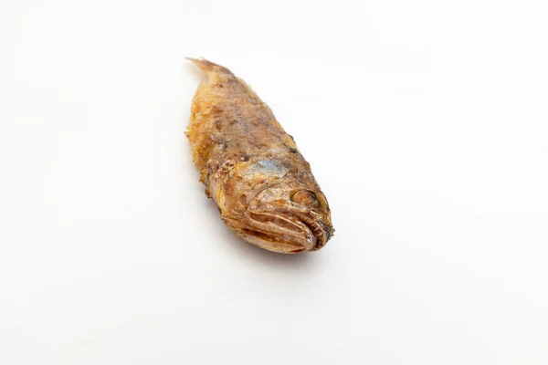 脆烤鱼 有柔软质感的鱼 整条烤鱼 — 图库照片