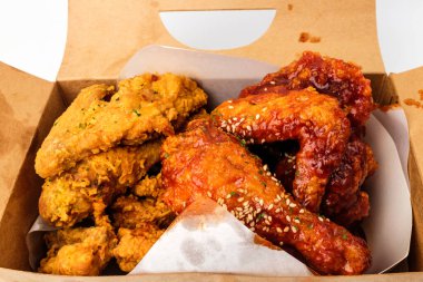 Bir tabak kızarmış tavuk. Kore usulü tavuk. Çıtır çıtır ve yumuşak yiyecekler