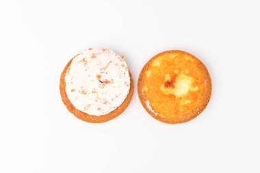 Ekmeğin arasında kremalı tatlı. Çilek kremalı ekmek. Tatlı ekmek.