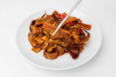 Baharatlı kalamar kızartması. Sebze ve mürekkep balığıyla yemek pişirmek. Deniz ürünleri yemekleri.