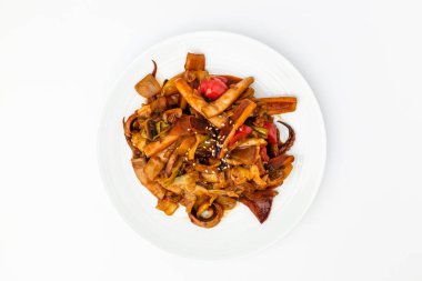 Baharatlı kalamar kızartması. Sebze ve mürekkep balığıyla yemek pişirmek. Deniz ürünleri yemekleri.