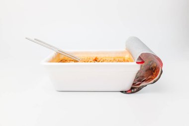 Hazır erişte. Baharatlı Kore eriştesi. Erişteli çorba.