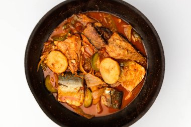 Balık ve sebzeli güveç. Baharatlı balık güveci. Balık çeşnili yemek