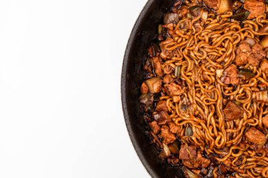 Chunjang kavrulmuş erişte. Kore 'de anlık ramen. Kahverengi erişte tabağı