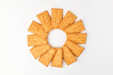 Kare şeklinde atıştırmalıklar. Tereyağlı ve hindistan cevizi aromalı tatlı. Çıtır çıtır