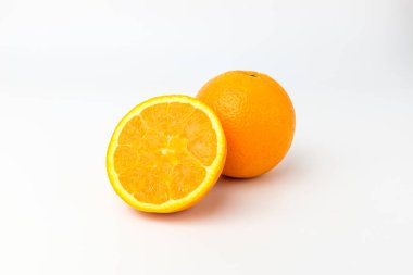 Tatlı ve ekşi meyve. Meyve suyu. Olgun portakallar. Portakal meyvesi