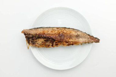 Kızarmış uskumru. Kızarmış uskumru. Kalın ve büyük uskumru. Balık yemekleri.