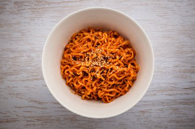 Baharatlı ramen Kore 'de popüler. Kırmızı soslu çok baharatlı yemekler. hazır yiyecekler