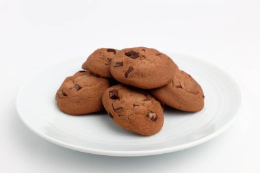 Yumuşak kurabiye tatlısı. Çikolatadan yapılmış tatlı. Çikolata parçacıklı kurabiye.