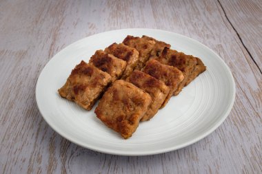 Et çeşnili yemek. Ezilmiş et. Sebze ve et yemekleri.