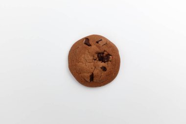 Yumuşak kurabiye tatlısı. Çikolatadan yapılmış tatlı. Çikolata parçacıklı kurabiye.