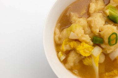 Haşlanmış sebze ve un. Un hamurlu Kore yemeği. Kore çorba tabakları