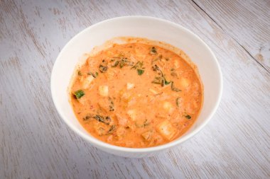 Kore gözlemeleri. İçinde kimchi ve un olan bir tabak. Yemeklerden önce malzemeler