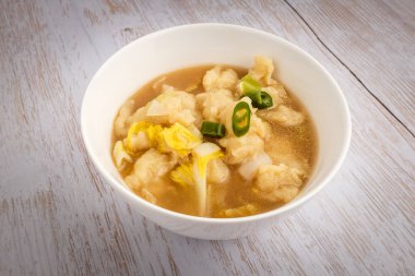 Haşlanmış sebze ve un. Un hamurlu Kore yemeği. Kore çorba tabakları