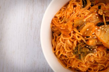 Kırmızı biberli Kore yemeği. Baharatlı erişte. Kimçi ile yemek pişirmek