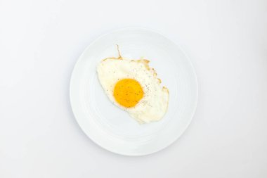 Yağda yumurta. Yuvarlak bir şekilde pişmiş yumurta. Sade yemek. Yumurta tabakları