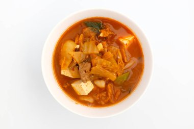 İçinde kimchi ve et olan bir tabak. Kore 'de sık sık yenilen yiyecekler. Baharatlı yemek.