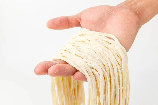 Bıçakla hamuru keserek yapılan erişte. Kalın erişte. Çiğnenmiş erişte