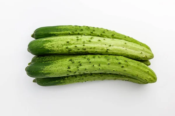 延長された緑の野菜 野菜のキュウリを湿らせます 野菜のクリスピーな食感 — ストック写真