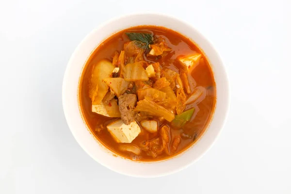 İçinde kimchi ve et olan bir tabak. Kore 'de sık sık yenilen yiyecekler. Baharatlı yemek.