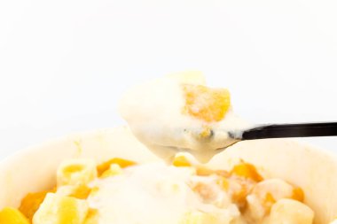 Mangolu tatlı. Donmuş sütle tatlı. Kremalı ve meyveli soğuk tatlı.