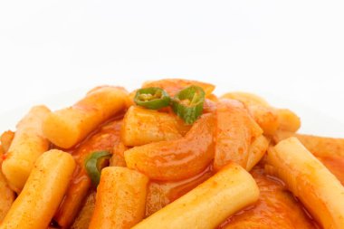 Kore baharatlı yemekleri. İçinde mochi ve baharatlı sos olan tabaklar. Çorbalı Kore yemeği.