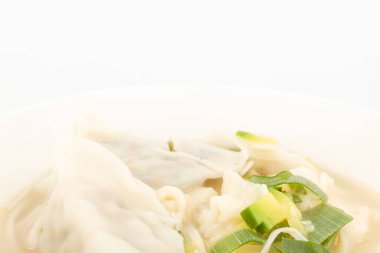 Köfteli çorba. Bir tabak un getir. Sebzelerle yemek yapmak