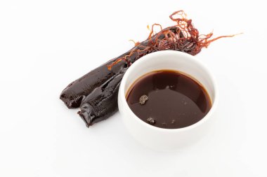 Ginseng buharı ile yapılan kırmızı ginseng. Kore sağlıklı gıdası. Kökleri olan bitki