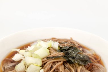 Karabuğday eriştesi. Güzel çorba. Japon yemek kültürü. Soğuk yemekler.