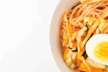 Çiğnenmiş erişte pişiriyorum. Soğuk erişte tabakları. Baharatlı erişte.