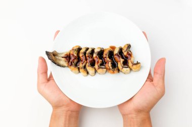 Besleyici tatlı su balığı. Pahalı güzel yiyecekler. Izgara yılan balığı.