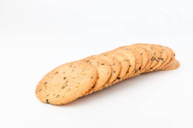 Tahıllı kurabiye. Üzerine şeker serpiştirilmiş tatlı. Bisküviler yuvarlak şekilli.