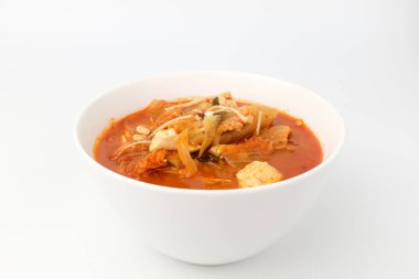 Kimçi, sebze ve etli güveç. Geleneksel Kore yemekleri. Kimçi ile yemek pişirmek