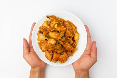 Çorbalı tabak. Tavuk ve sebzeli yemekler. Baharatlı tatlı tavuk yemeği.