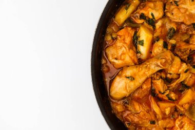 Çorbalı tabak. Tavuk ve sebzeli yemekler. Baharatlı tatlı tavuk yemeği.