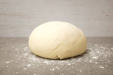 Yuvarlak hamurlu. Yumuşak ve nemli hamur. Un ve suyla karıştırılmış hamur.