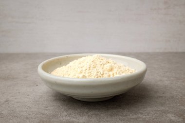 Wasabi tozu. Baharat tozu. Yabanturpu tozu. Kuru yabanturpu