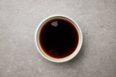 Fasulyeden yapılan sıvı sos. Asya 'da popüler bir kahverengi sos. Tuzlu kahverengi sos.