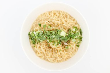 Beyaz çorbada hazır şehriye. Et suyu çorbası. Lezzetli erişte. Yeşil soğanlı tabak.