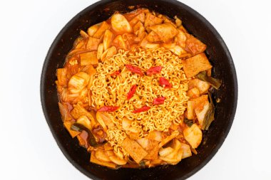 Ramen ile Tteokbokki. Pirinç keki ve balık köftesi ile Kore yemeği. Baharatlı Kore kültür gıdası