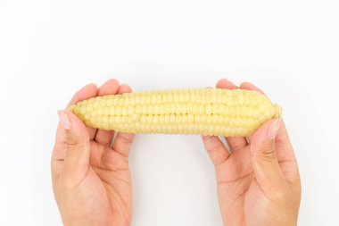 Mısır suda kaynatılmış. Çiğnenmiş ve yumuşak bir dokusu olan bir tahıl. Sarı buğday