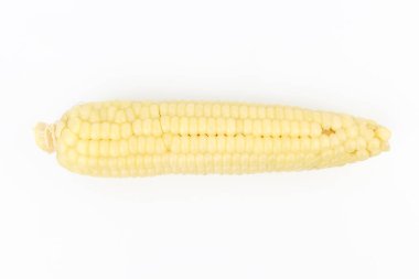 Mısır suda kaynatılmış. Çiğnenmiş ve yumuşak bir dokusu olan bir tahıl. Sarı buğday