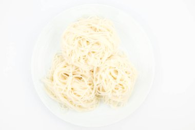 İnce ve uzatılmış un eriştesi. Yumuşak ve tuzlu erişte. Undan yapılmış yiyecekler.