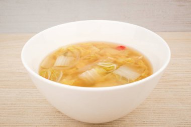 Çin lahanası ve miso içeren yemek. Tuzlu çorba. Pirinçle yemek yapmak