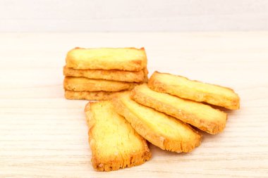 Kare şeklinde atıştırmalık. Çıtır börek. Tatlı puf böreği.