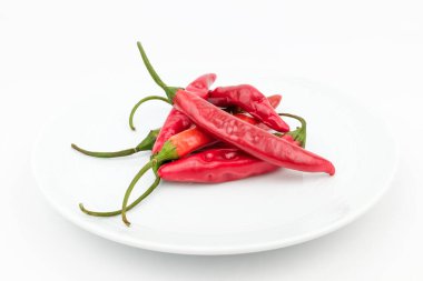 Kırmızı baharatlı biber. Uzatılmış biber. Baharatlı ve baharatlı sebzeler