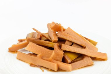 Bambu filizlerinden yapılmış yemek pişirme. Soya soslu sebze turşusu. Tuzlu ve ekşi yemekler.